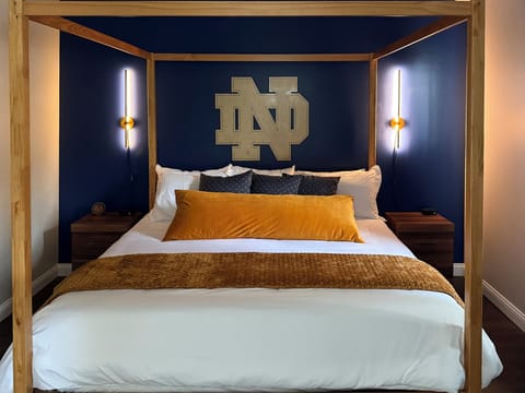 King bed on 3rd floor with private bath & shower/tub