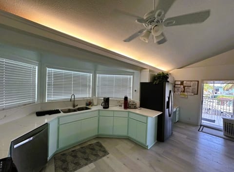 Keurig, Toaster, full coffee maker