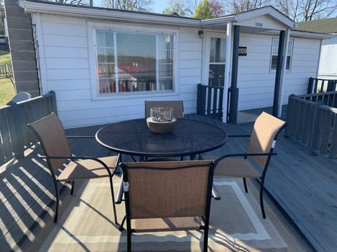 Deck. Grill included‼️