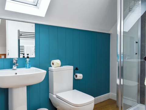 Shower room | Fallow Cottage - White Hart Cottages, Hadleigh