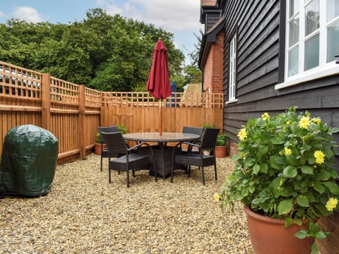 Garden | Fallow Cottage - White Hart Cottages, Hadleigh