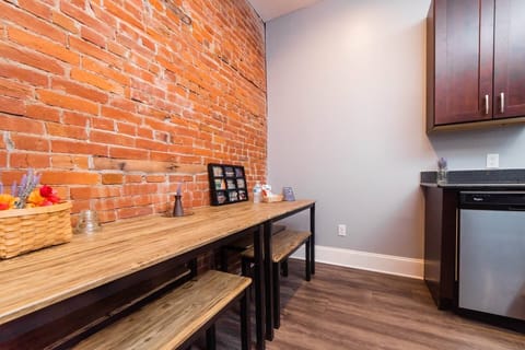 Breakfast/additional eating space