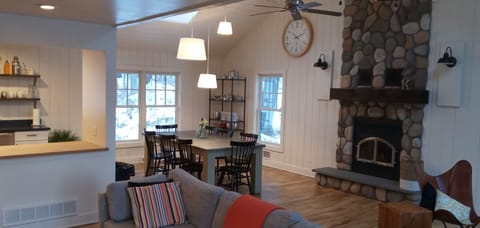 DINNING AREA WITH PLEANTY OF SEATING AND ROOM FOR GAMES

