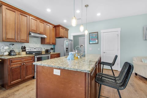 Eat-in bar seating at the kitchen island