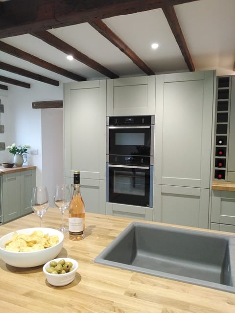 Weaver's holiday cottage Ripponden View from breakfast bar to kitchen