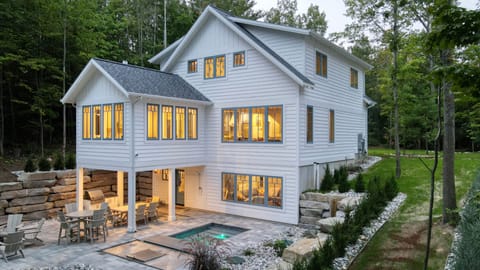 Lakeside of the house
Private Hot Tub, Outdoor Shower, Gas Grill and Gas Firepit