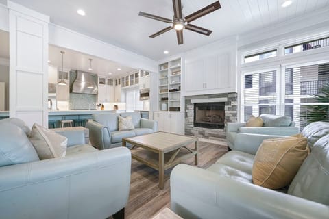 Turtle Tracks - Dunes of Destin Beach - Living Room & Kitchen