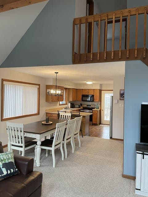 Seating for 8 at the dining room table