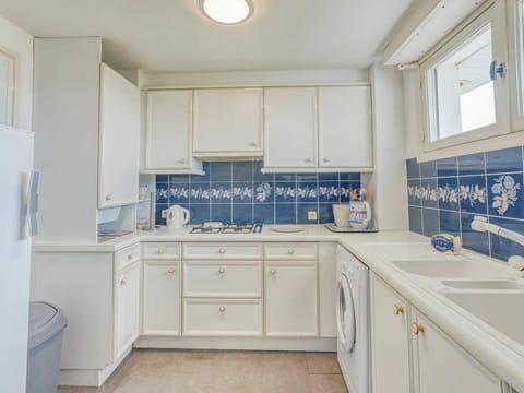 Cabinetry, Countertop, Property, Tap, Sink, Furniture, Plumbing Fixture, Building, Azure, Kitchen Sink