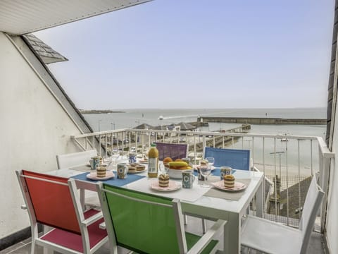 Water, Table, Furniture, Daytime, Property, Sky, Tableware, Chair, Azure, Interior Design