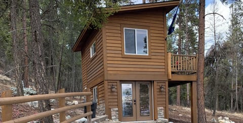 Lower Tree House Cabin features a Queen Bed, Kitchenette, Wifi & Smart 32” TV