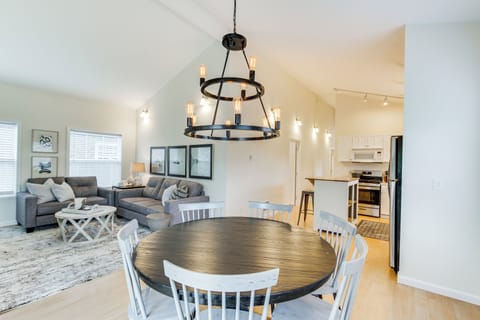 Dining Area | Dishes & Flatware Provided