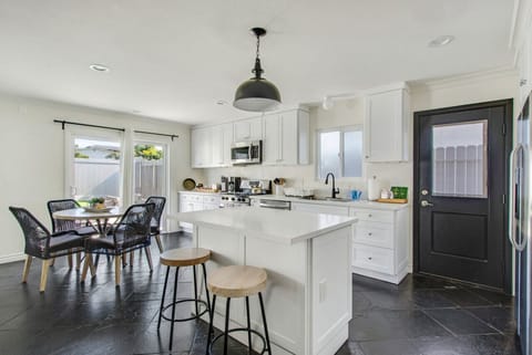 Fully equipped kitchen, featuring modern appliances