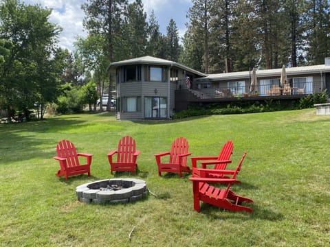 Fire pit w/Adirondack chairs.