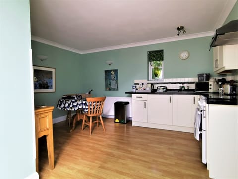 Enjoy wining & dining in the equipped kitchen / diner. 