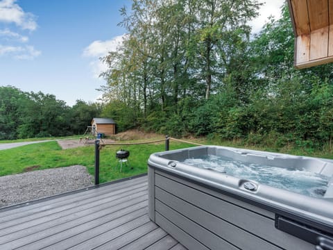 Hot tub | Dwrgi - Glanyrafon Lodges, Cwrt Newydd, near Llandysul