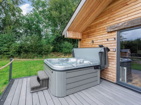 Hot tub | Dwrgi - Glanyrafon Lodges, Cwrt Newydd, near Llandysul
