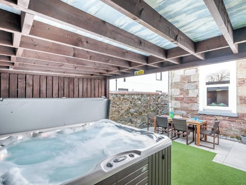 Hot tub | Harbour View House, Girvan