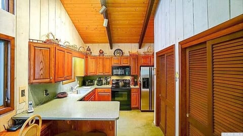 Beautiful and functional Newly Remodeled Kitchen with Bar Seating for 3, DESK