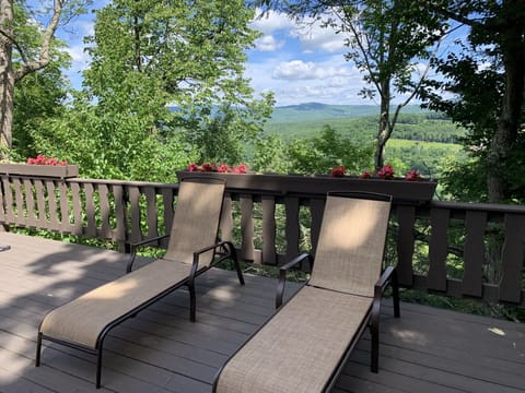 Relax and enjoy stunning Mountain View’s from large and secluded deck
