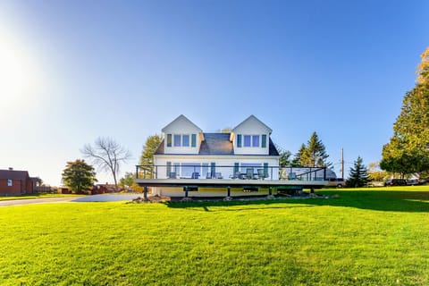 A view of our huge yard for families to enjoy!