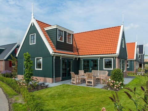 Cloud, Plant, Sky, Window, Property, Building, Flower, House, Land Lot, Cottage