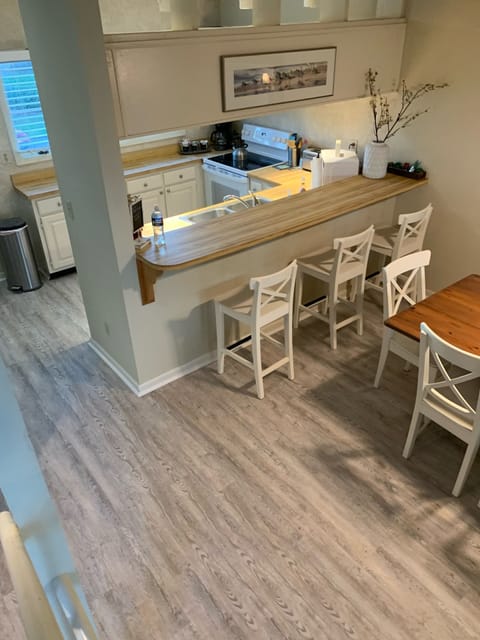 Bar seating, Kitchen & Dining