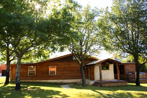 Bunk House 4 Bedrooms/2 Bath/ Patio with Hot Tub