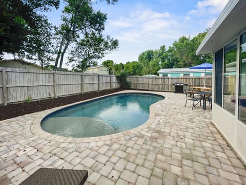 Wanna Go Back | Pool & Grilling Area