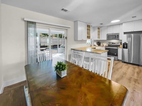 Wanna Go Back | Kitchen & Dining Area