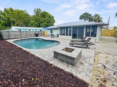 Wanna Go Back | Pool & Grilling Area