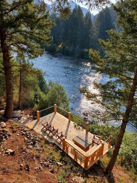 Lower deck on the river