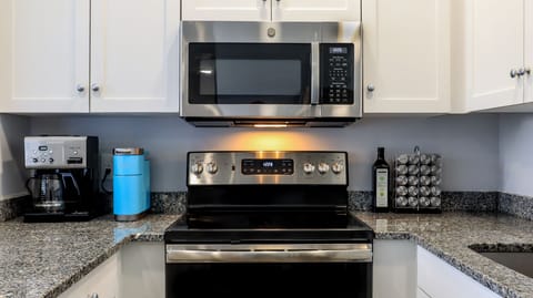 Cuisinart drip coffee, K-cup coffee maker, & a wide variety spice rack provided