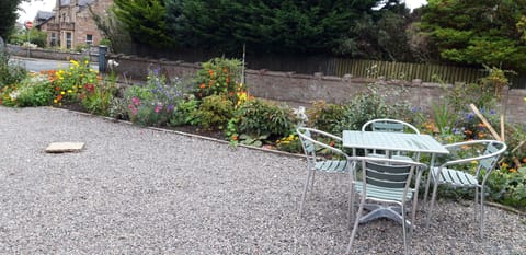 Front sitting area and plenty of parking.