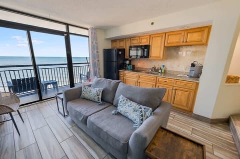 Living Room with Stunning Views☀️