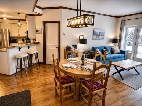Gorgeous living space. Extra leaf available for dining table to fit additional people.