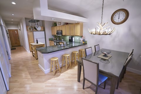 Breakfast Bar Seats 4