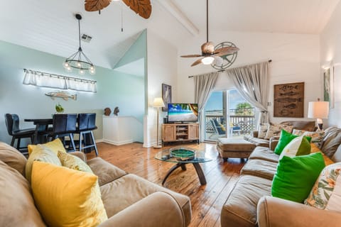 interior - Spacious and bright living/dining areas