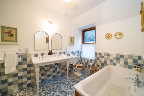 Burns Suite Bathroom