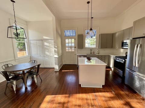 The kitchen includes a breakfast table seating four.