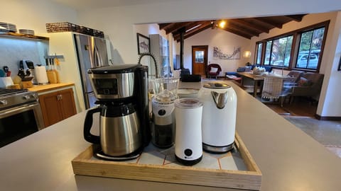 Coffee/Tea station with milk frother
