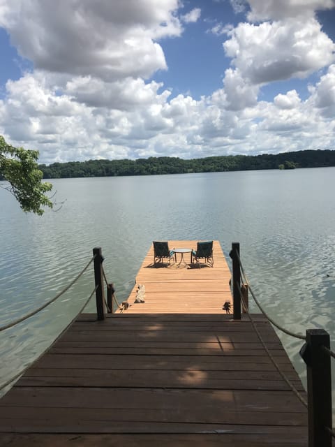 No houses across river, just nature and a great view of Smithsonian island!
