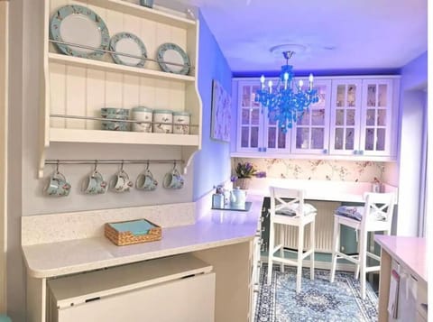 Kitchen and bar stool eating area