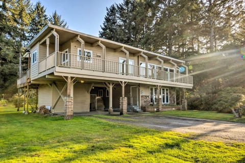 Coos Bay Vacation Rental | 3BR | 2BA | 2,100 Sq Ft | 4 Steps Required
