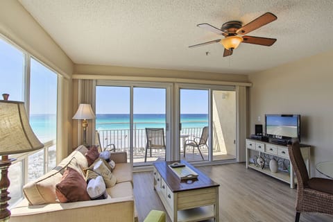 21-Crystal-Sands-201B-Living