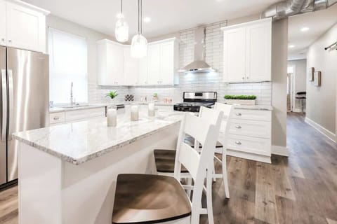 Pull up a seat at our gorgeous kitchen island and keep the cook company!