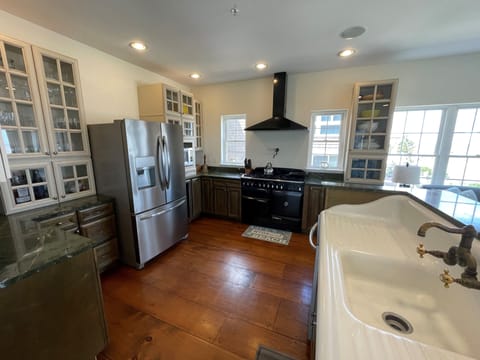 2nd floor main room / kitchen