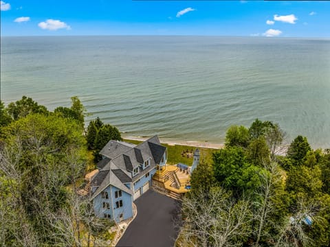 Stunning waterfront retreat with elevated deck and panoramic lake views