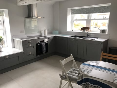 Bright, modern kitchen