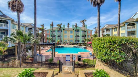  swimming pool open year-round